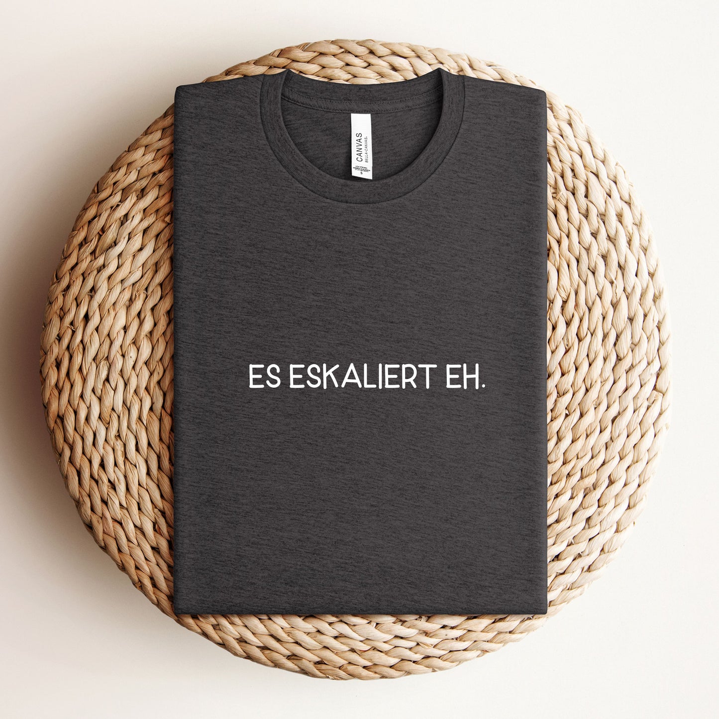 Es eskaliert eh. - Unisex Shirt