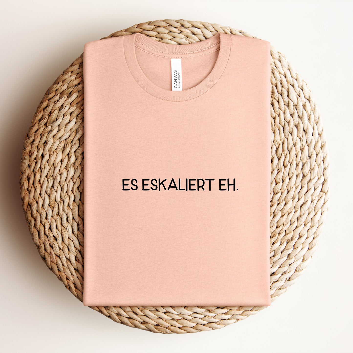 Es eskaliert eh. - Unisex Shirt